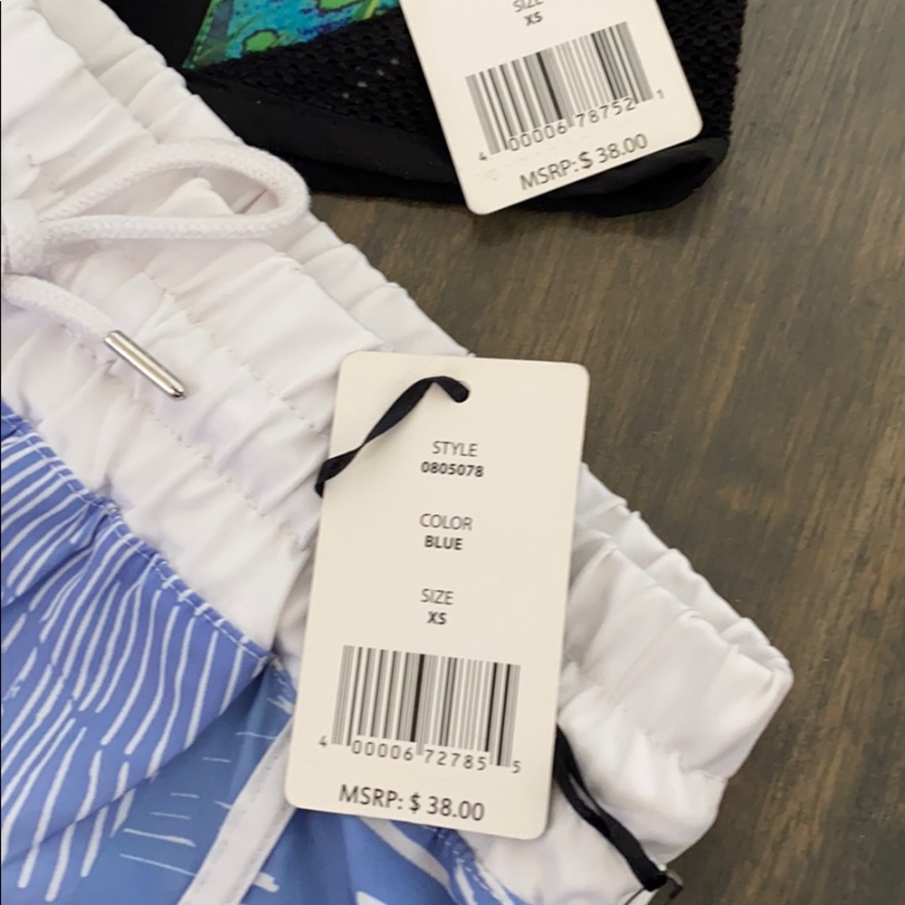 NEW! REFLEX RUN SHORTS - Picture 8 of 8
